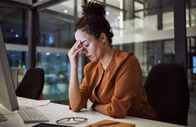 L’anxiété au travail : causes, signaux d’alerte et solutions